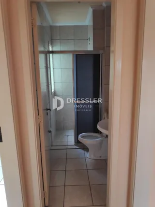 Foto de um banheiro com piso de cerâmica e vaso sanitário.