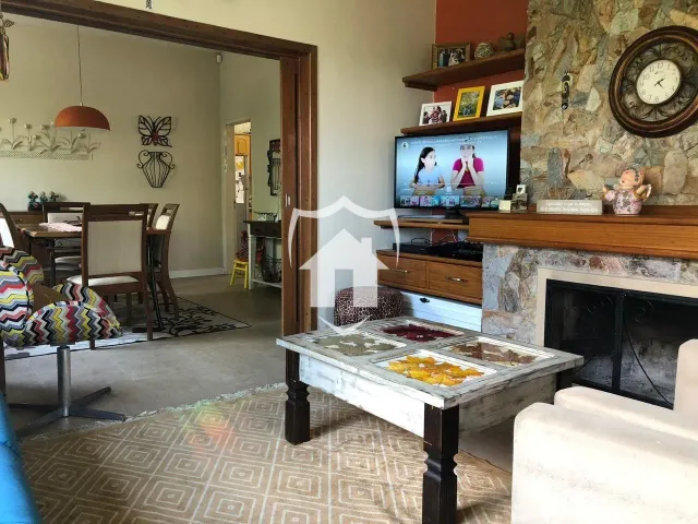 Casa com 4 dormitórios