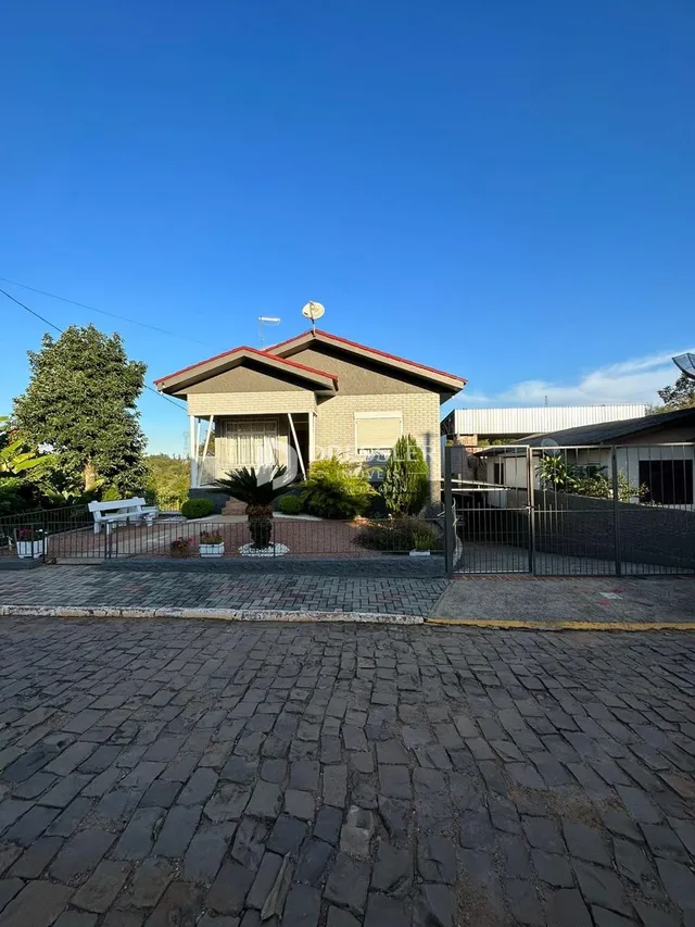 Fachada de uma residência com muro e portão em Lajeado, Brasil.