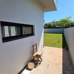 Foto da fachada branca de uma residência em Lajeado, Brasil.