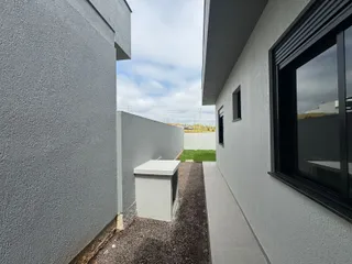 Fachada externa de uma residência com revestimento cinza em Lajeado.