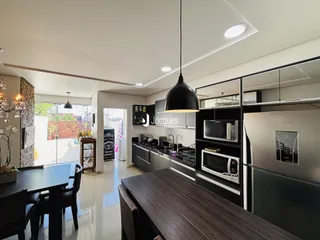 Foto de uma cozinha moderna com armários e eletrodomésticos em Lajeado.