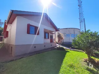 Fachada de uma casa em Lajeado, Brasil com jardim gramado.