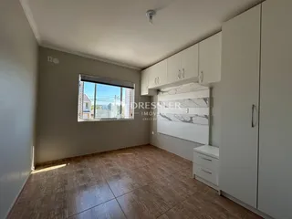 Sala de estar com piso de cerâmica e janela.