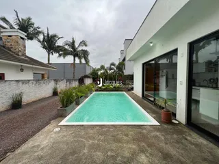 Foto da fachada de uma residência com piscina no Brasil.