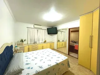 Quarto com cama e janela em um imóvel no Brasil.