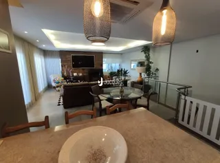 Sala de estar com lareira e piso de madeira clara.