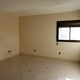 Ambiente interno com piso de cerâmica e janela.