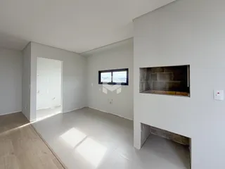 Ambiente interno de uma sala com paredes brancas e piso claro.