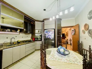 Foto de uma cozinha e sala de jantar em um imóvel no Brasil.