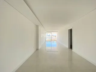 Corredor interno de uma residência com paredes brancas e piso claro.