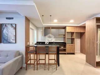 Interior de uma sala de estar com cozinha aberta em Lajeado, Brasil.