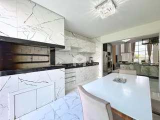 Foto da cozinha e sala de jantar de um imóvel em Lajeado.