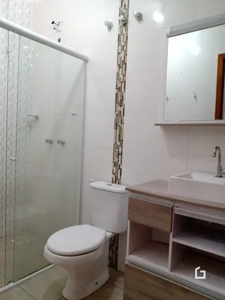 Foto de um banheiro com box de vidro.