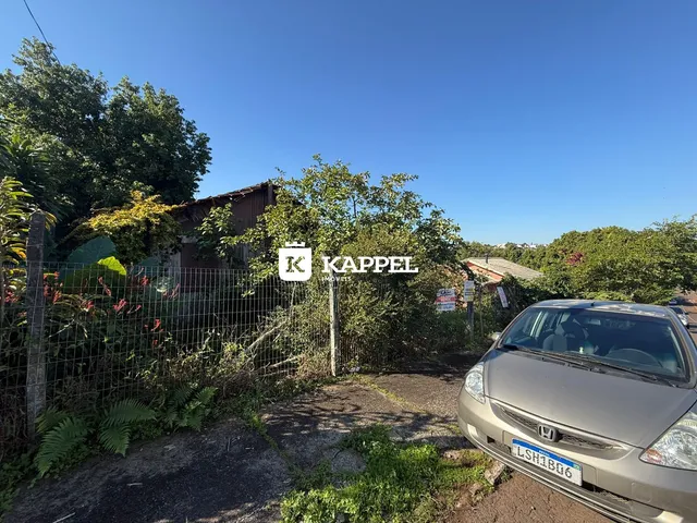 Foto externa de uma propriedade em Lajeado, Brasil, mostrando a vegetação e um carro estacionado.