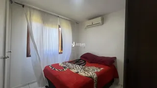 Quarto com cama e janela em um imóvel no Brasil.