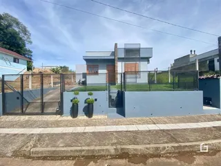 Vista externa de uma residência com cerca e portão no Brasil