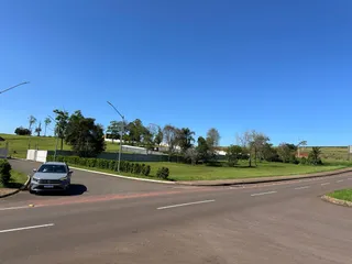 Vista da estrada e da paisagem sob um céu azul claro.