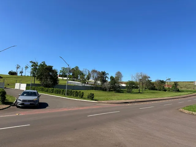 Vista da estrada e da paisagem sob um céu azul claro.