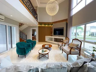 Sala de estar ampla com lareira e grandes janelas em um imóvel em Lajeado.