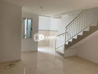 Hall de entrada com escadaria e piso de cerâmica em um imóvel.