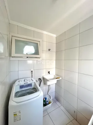 Foto de um banheiro com paredes brancas e piso de cerâmica.