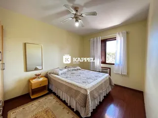 Este é um quarto com cama e janela em um imóvel.