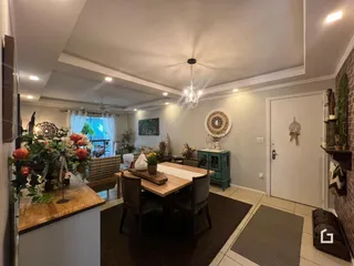 Imagem de uma sala de jantar com mesa de madeira e decoração na residência.