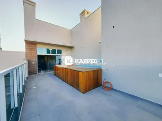 Vista externa de uma área de piscina com deck de madeira em uma residência moderna.
