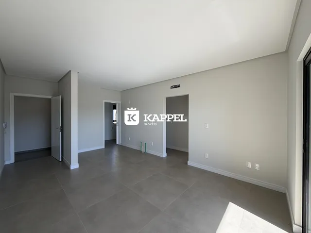 Hall de entrada com piso de porcelanato e paredes claras.