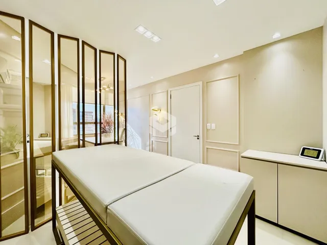 Quarto com cama e armário em um apartamento em Lajeado.