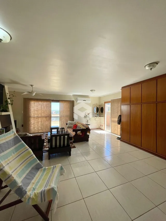 Sala de estar com piso de cerâmica e painéis de madeira na parede.