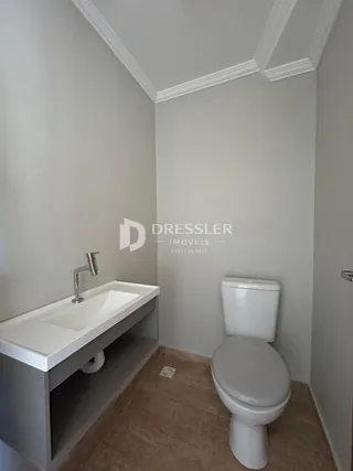 Foto de um banheiro interno com pia e vaso sanitário.