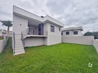Fachada moderna de uma casa em Lajeado, Brasil, com jardim gramado.