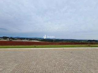 Vista de paisagem rural com campo aberto no horizonte.