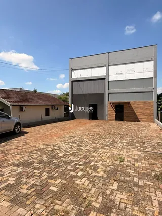 Fachada de um imóvel em Lajeado, Brasil com pátio de tijolos.