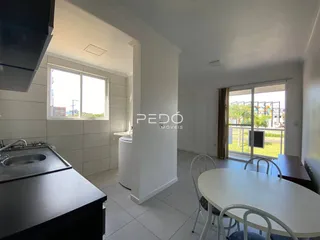 Vista interna de um ambiente com piso de cerâmica e janela.