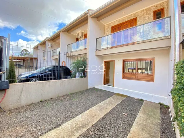 Fachada de um imóvel residencial em Lajeado, Brasil, com varandas e área externa.