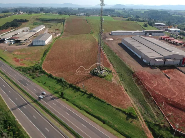 Vista aérea de uma área rural com campos e estruturas industriais em Lajeado.