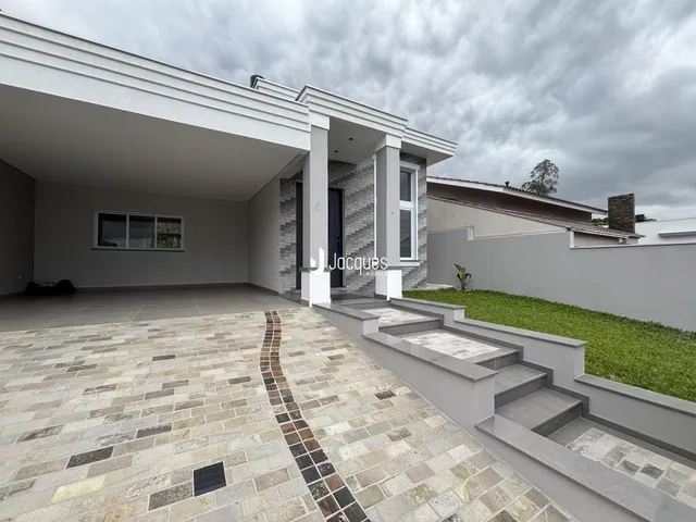 Fachada de uma residência em Lajeado, Brasil, com área externa pavimentada.