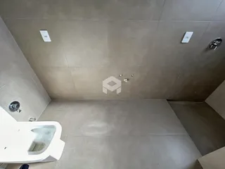 Foto de um banheiro com banheira e revestimento de cerâmica.