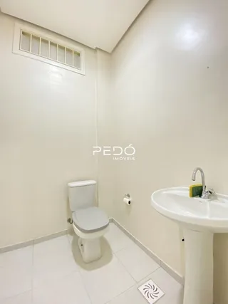 Foto de um banheiro com piso de cerâmica e janela.