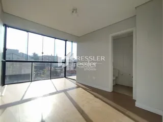 Ambiente interno com grande janela iluminada.