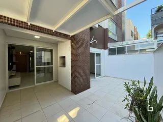Área comum com piso de cerâmica e acesso a uma varanda.