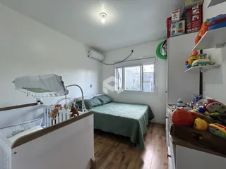Quarto com cama e janela em um imóvel no Brasil.