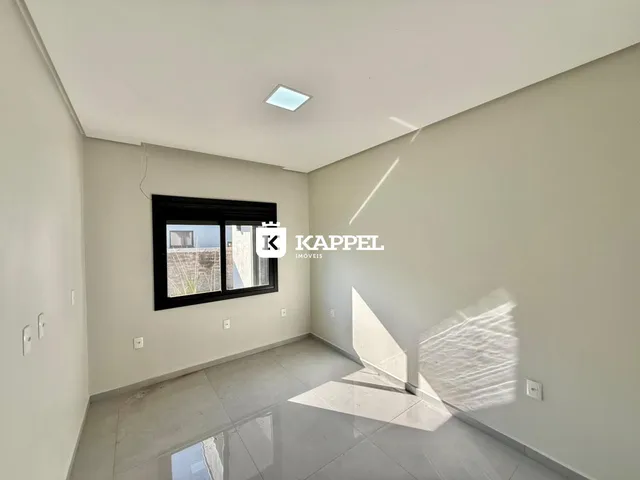 Uma sala de estar ampla com paredes claras e piso de cerâmica é visível na propriedade.