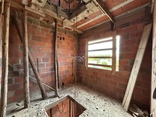 Interior de uma estrutura de tijolos expostos em reforma.