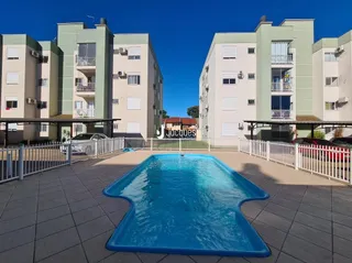 Foto de uma piscina externa em um condomínio residencial.
