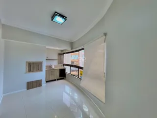 Ambiente interno com piso de cerâmica claro e paredes brancas.