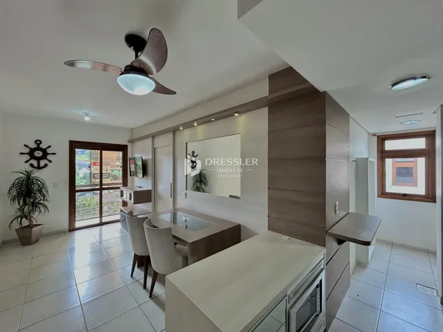 Ambiente interno de uma sala de estar com piso de cerâmica e móveis modernos.